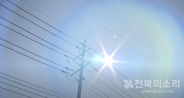 기상청 관계자는 "북태평양 고기압의 영향을 받으면서 대부분 지역에서 최고 체감온도가 35도 안팎으로 올라 무더운 날씨가 이어지겠다”며 “온열질환 발생 가능성이 높은 만큼 한낮엔 바깥 활동을 가급적 자제하고 건강관리에 각별히 유의해 달라"고 당부했다.(자료사진) 