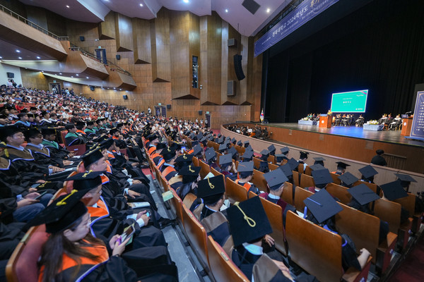 전북대학교가 22일 오전 10시 삼성문화회관에서 2024학년도 후기 학위수여식을 열고 1,572명의 졸업생을 사회로 배출했다.(사진=전북대 제공)