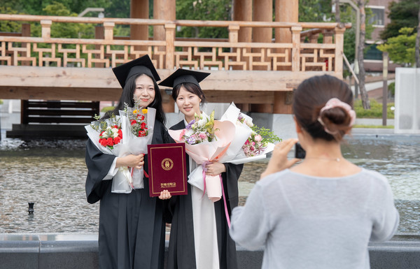 전북대학교(총장 양오봉)가 22일 오전 10시 삼성문화회관에서 2024학년도 후기 학위수여식을 열고 1,572명의 졸업생을 사회로 배출했다.