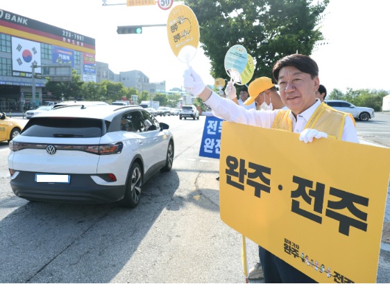 우범기 전주시장이 22일 아침 서전주아울렛 인근 도로에서 출근하는 시민들을 상대로 완주·전주 통합의 필요성을 홍보하고 있다.(사진=전주시 제공)