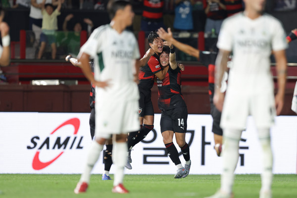 전북 현대는 24일 포항 스틸야드에서 열린 2025하나은행 K리그1 27라운드 포항 스틸러스와 원정 경기에서 1-3으로 패했다.(사진=한국프로축구연맹 제공)