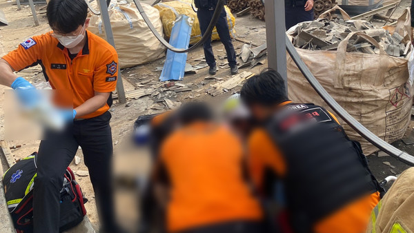 5월 31일 오전 8시 15분쯤 김제시 황산면의 적벽돌 제조공장에서 슬레이트지붕 철거 작업을 하던 60대 노동자가 6m 높이에서 추락했다.(사진=전북특별자치도 소방본부 제공) 