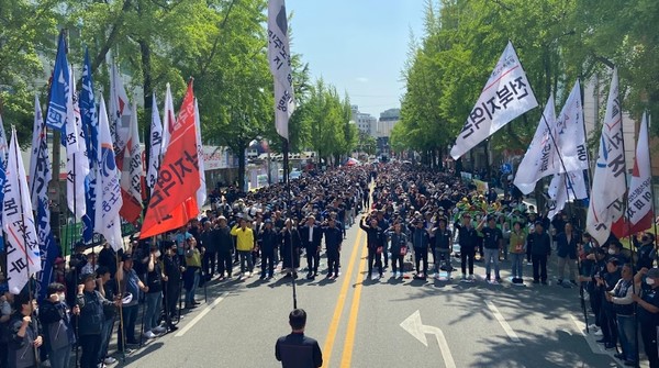 세계노동절 전라북도 조직위원회와 전국민주노동조합총연맹 전북본부는 2023년 5월 1일 전주시청 앞 문화광장로에서 '133주년 세계노동절 전북대회'를 개최하고 윤석열 정부의 노동개악 및 노동탄압과 전라북도·전주시의 노동무시 행정을 규탄했다.(사진=민주노총 전북본부 제공)