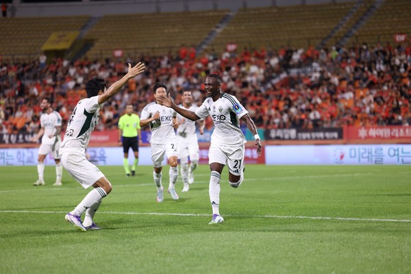 전북 현대는 27일 강릉하이원아레나에서 펼쳐진 ‘2025 하나은행 코리아컵’ 준결승 2차전에서 강원에 2-1로 승리했다.(사진=전북 현대 모터스 제공)