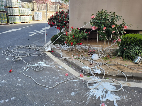 4월 8일 오후 2시 30분쯤 부안의 한 아파트 15층에서 외벽 도장 작업을 위해 물청소를 하던 60대 근로자가 추락해 숨진 사고 현장.(사진=전북소방본부 제공)