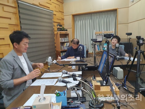 KBS전주방송총국 라디오 시사프로그램 '패트롤 전북'이 3일부터 5일까지 연속 사흘간 '제62주년 방송의 날'을 맞아 ‘방송의 어제와 오늘 그리고 미래’ 등의 주제로 특집 방송을 진행한다.