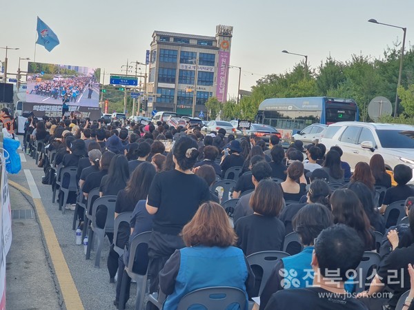 전국교직원노동조합 전북지부 등 전북 6개 교원단체 회원과 학부모 등 1,000여명이 4일 전주시 송천동 에코시티 일원에서 악성 민원 학부모 처벌과 교권 보호법 개정을 촉구하는 범시민대회를 열었다. 