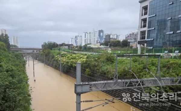 6일 밤부터 내린 폭우로 전라선 익산-전주 일부 구간 선로가 침수되면서 7일 오전 6시  25분부터 해당 구간 열차 운행이 중단됐다.(사진=독자 제공)