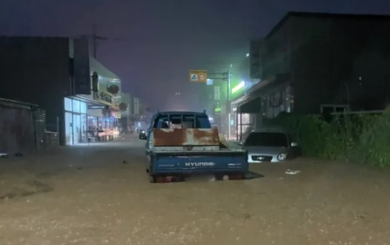 집중호우가 내린 7일 군산시 미성초등학교 인근에 차량들이 침수돼 있다.(사진=전북소방본부 제공)