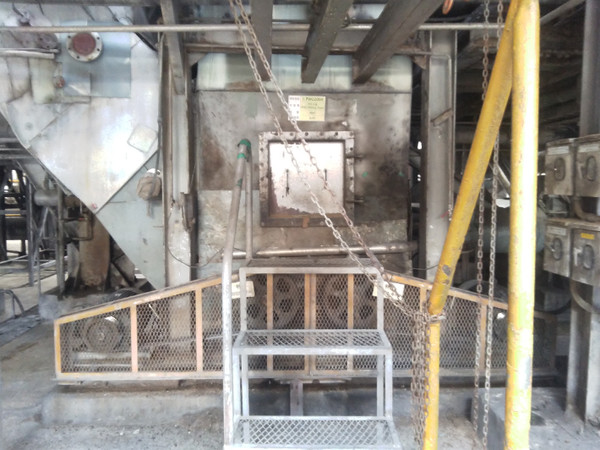 2025년 4월 17일 오전 7시 38분쯤 전주페이퍼 공장 자원순환시설 내 연료 건조기에서 종이 찌꺼기 재가 분출하면서 작업을 하던 근로자 3명이 전신 화상을 입었다.(사진은 사고가 발생한 연료 건조기 모습=전북소방본부 제공)