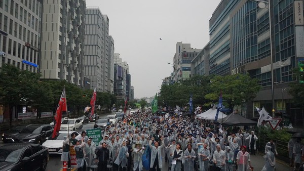 민주노총 전북본부는 2025년 7월 16일 민주당 전북도당 앞에서 1,000여명이 참여한 가운데 ‘7월 총파업·총력투쟁대회’를 개최했다.(사진 위, 아래=민주노총 전북본부 제공)