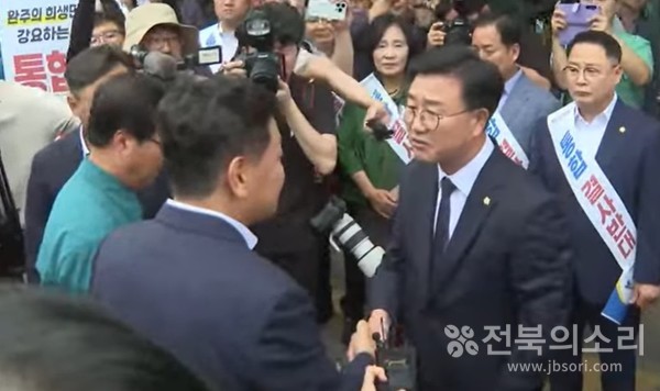 김관영 전북지사가 지난해 7월 26일 완주군청을 방문해 '군민과의 대화'를 열 계획이었지만 완주군의회와 일부 반대 단체 회원들에 의해 진입이 저지, 무산됐다. 