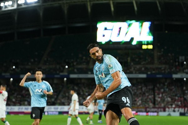 전북 현대는 13일 전주월드컵경기장에서 열린 대전하나시티즌과의 K리그1 29라운드 홈경기에서 콤파뇨의 페널티킥 결승골에 힘입어 1-0으로 승리했다.(사진=전북 현대 모터스 제공) 