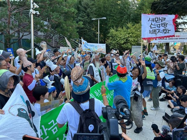 새만금 신공항 기본계획 취소소송인단은 11일 판결과 관련해 “국토부는 더 이상의 행정력을 낭비하지 말고, 기후생태 붕괴를 직시하고, 국토를 파괴하고 소중한 생명들을 죽이는 폭력을 멈추라”고 촉구했다.(사진=새만금 신공항 기본계획 취소소송인단 제공)