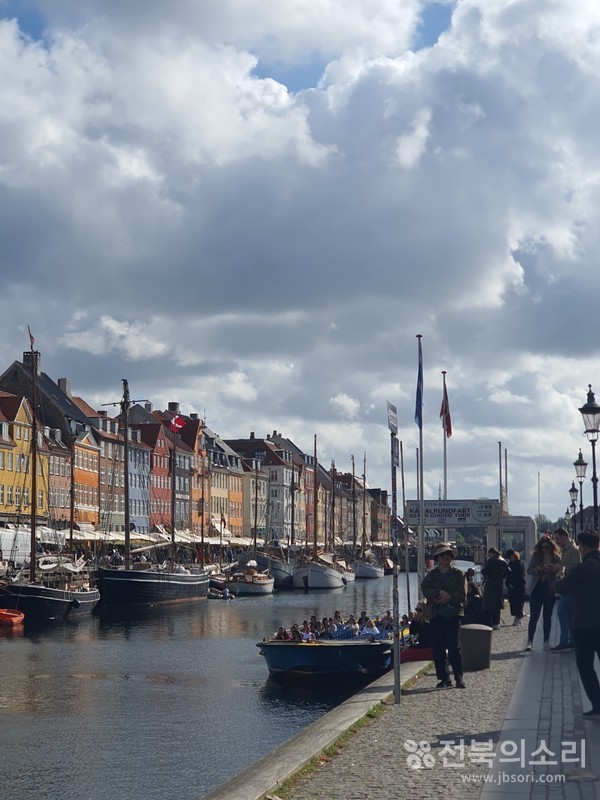 덴마크 수도 코펜하겐은 안데르센 동화 속 풍경을 잘 재현해 놓아 관광 상품화의 모델이 되고 있다.   