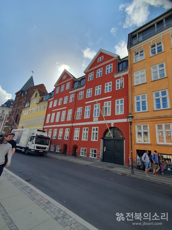 안데르센이 살았다는 건물(가운데)이 지금도 잘 보존돼 있는 모습.