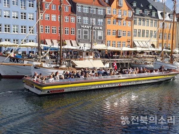 안데르센이 살던 건물 앞을 유람선이 지나가고 있는 모습. 