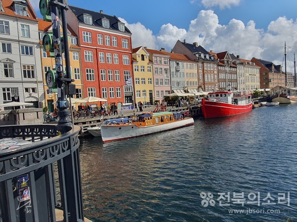 안데르센 작가가 작품 활동을 하며 영감을 떠올렸다는 아름다운 코펜하겐 항구 주변.
