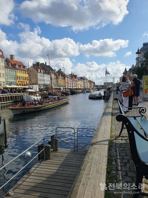 코펜하겐 항구의 유람선들과 수많은 관광객들.