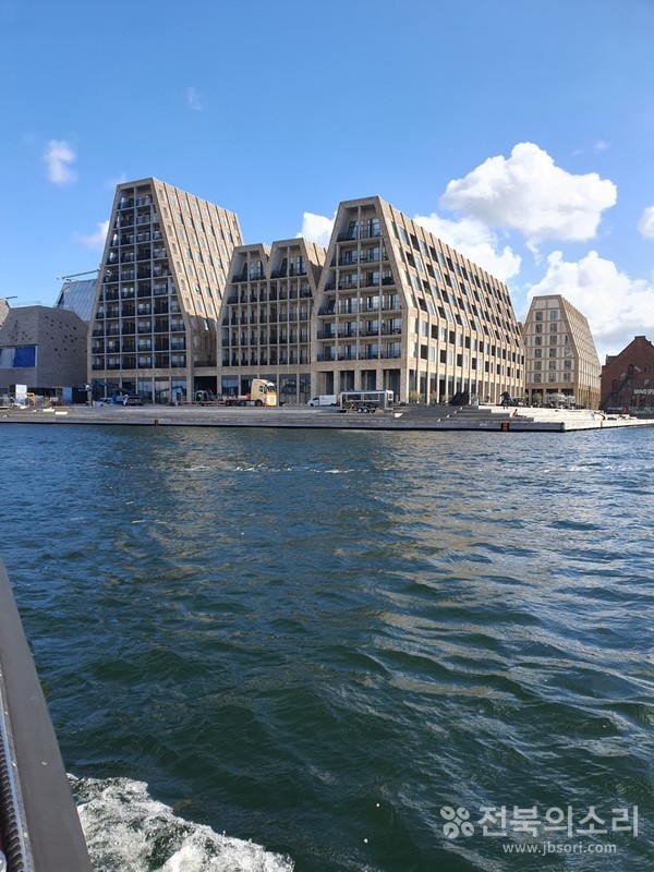 뉘하운의 해안가에 조각 같은 건물들이 줄지어 있는 모습.   
