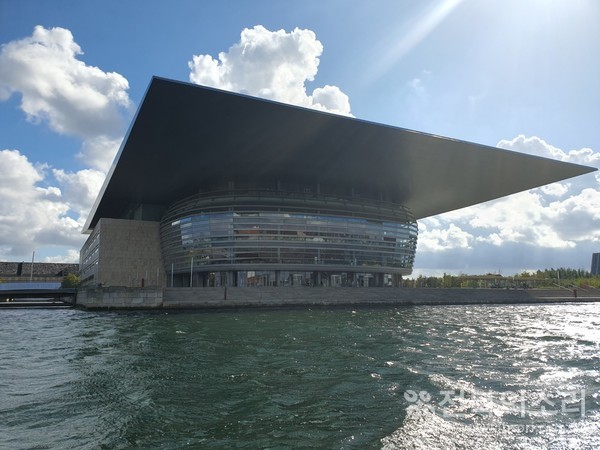 뉘하운 쪽 바다 건너에 있는 코펜하겐 오페라 하우스를 유람선 위에서 바라본 모습.