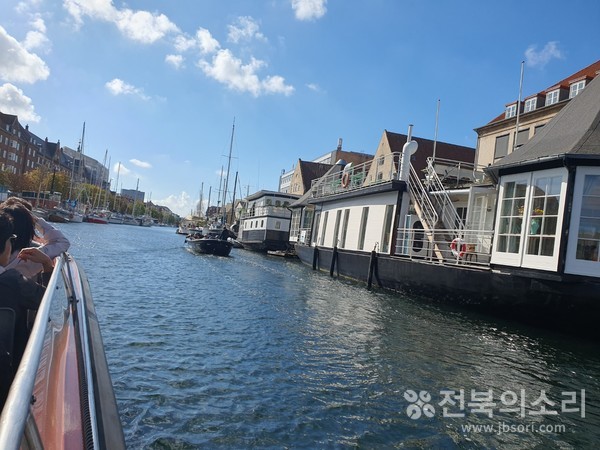 코펜하겐 항구 주변에 줄지어 늘어선 아름다운 건축물들.