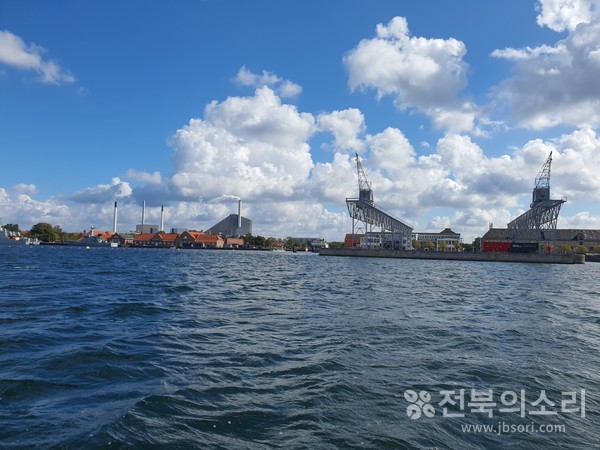 코펜하겐의 뉘하운 항구 모습.