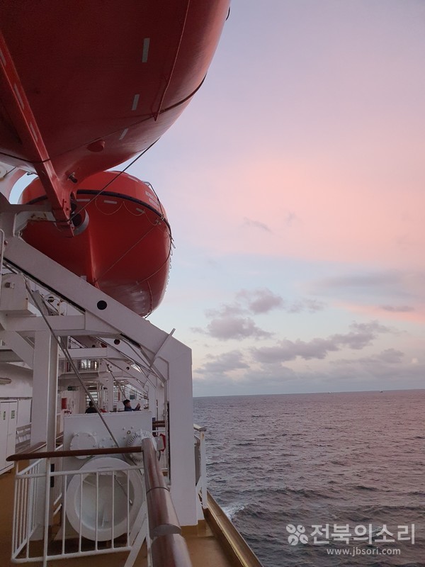 덴마크 코펜하겐에서 노르웨이 오슬로를 향해 밤새 항해한 크루즈선상에서 바라본 북해 먼바다 아침 풍경.