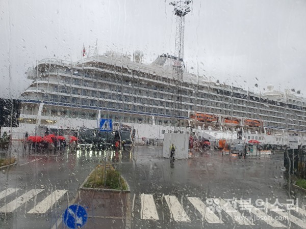 비가 내리는 오슬로에 도착한 크루즈 유람선 모습.