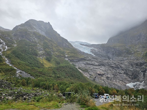 '노르웨이의 보석'으로 불리는 게이랑에르 피요르드에서 바라본 만년 빙하 모습.
