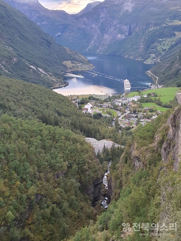 게이랑에르 피요르드의 유람선 선착장 전경.