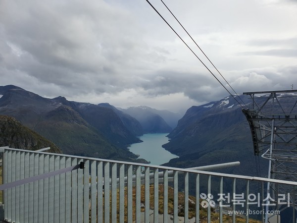 스카이 리프트를 타고 해발 1,011m까지 오르면 바라다 보이는 피요르드 풍경들.