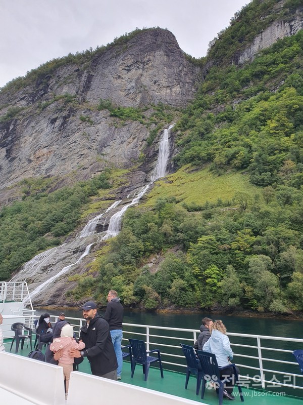 유람선 위에서 바라본 폭포수.