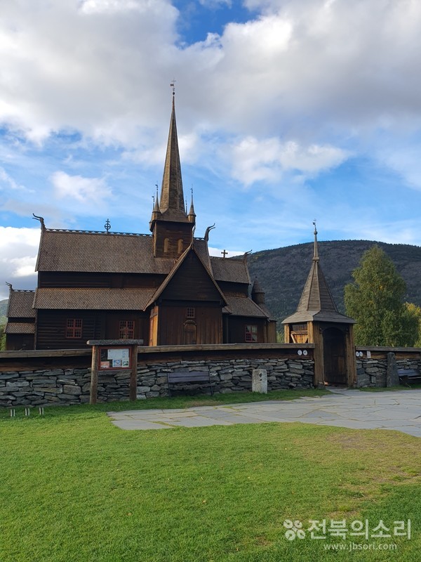 스타브 교회 전경.