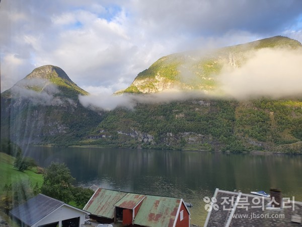송네 피요르드(Songne fjord)를 향해 달리는 차 안에서 바라본 한 농촌 마을 풍경.