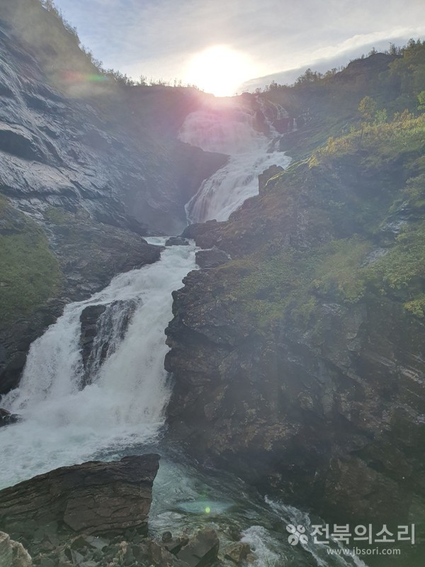 만년 빙하에서 흐르는 웅장한 폭포수. 