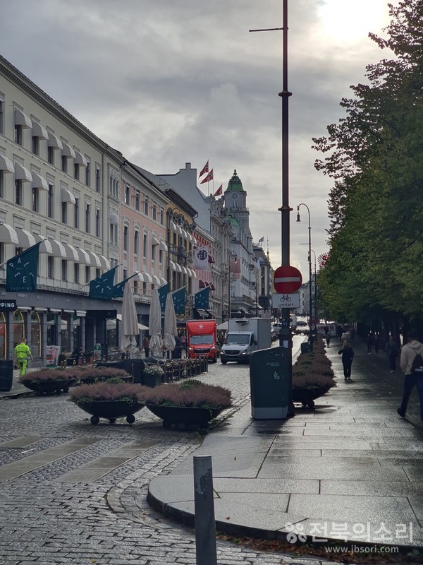 오슬로 중심부에 위치한 왕궁과 국회의사당 주변 모습.