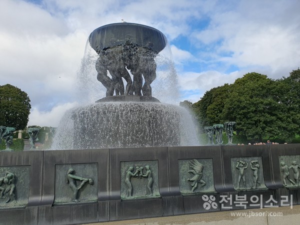 비켈란 조각공원 입구에서 마주한 이색적인 작품.