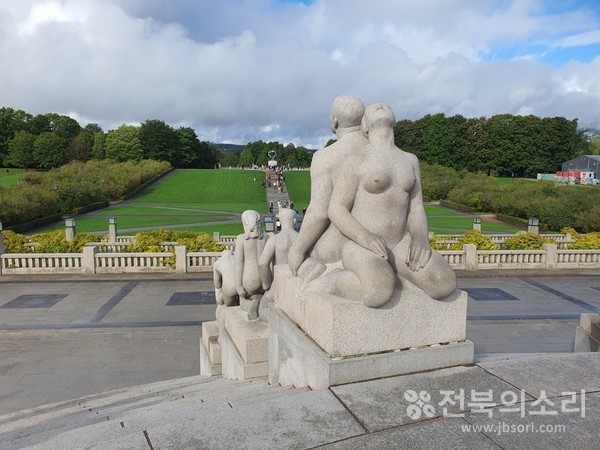 비켈란 조각공원에 세워진 인상 깊은 작품들.(위, 아래).