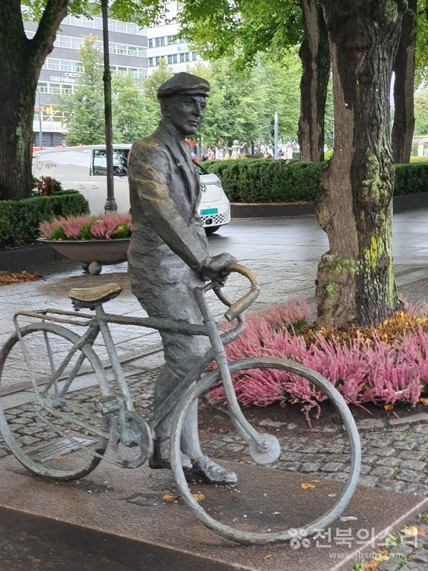 노르웨이 수도 오슬로 중심에 위치한 '자전거와 시민' 동상. 