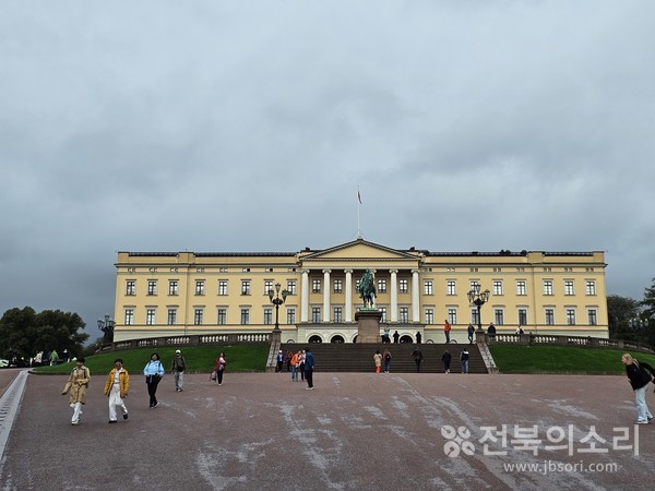 오슬로의 왕궁 정면에 있는 '카를 요한'의 청동 기마상과 광장 모습.