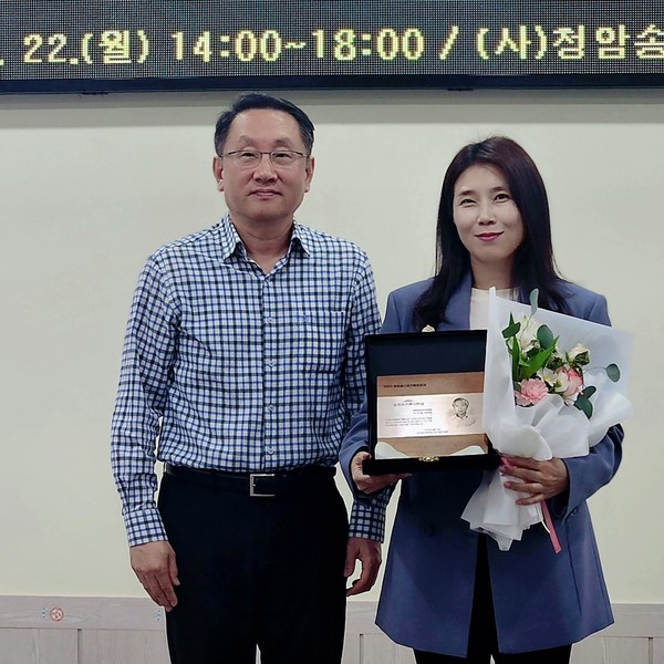 손주화 전북민주언론시민연합(전북민언련) 사무처장(사진 오른쪽)이 22일 ‘2025 청암 송건호 언론문화제’에서 열린 ‘청암송건호풀뿌리언론상’ 수상식에서 ‘송건호언론시민상’ 을 수상했다.