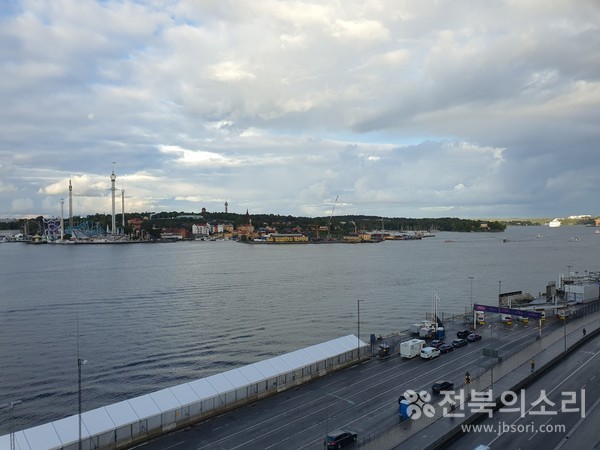 노르웨이와 덴마크를 마주하며 두 차례 세계대전 중에 중립을 유지해 온 스웨덴은 호수와 바다를 낀 도시가 많기로 유명하다. 