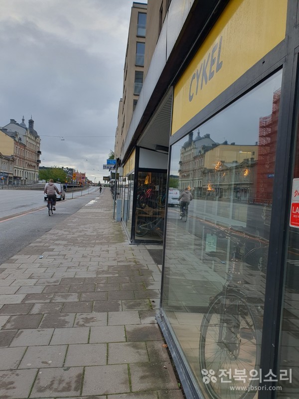 도심 어디에서나 자전거를 파는 상점과 자전거를 타는 시민들이 많은 스웨덴, 사진은 '외레브로' 도시 거리 모습.