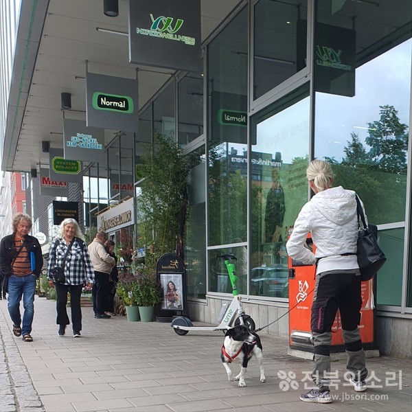 자신에겐 '최고의 가족'이라는 애견과 함께 쇼핑 겸 산책을 하러 나온 한 시민의 모습.