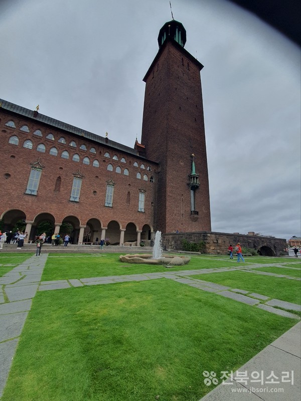 지은 지 100년이 지난 스톡홀름 시청사 전경.