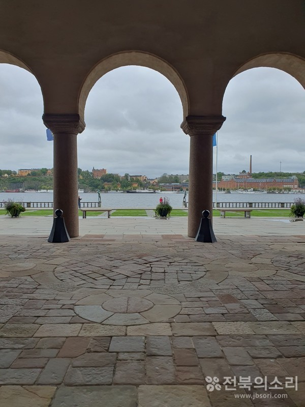 스톡홀름 시청 내부에서 바라다 보이는 넓은 광장과 호수. 