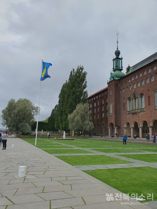 약 800만개에 달하는 붉은 벽돌과 1,800만개 이상에 달하는 타일이 사용되어 지어진 스톡홀름 시청사 외부 모습. 