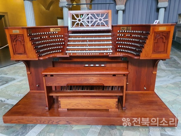 스톡홀름 시청사 내부에 있는 10,270개의 파이프로 구성된 오르간 모습.