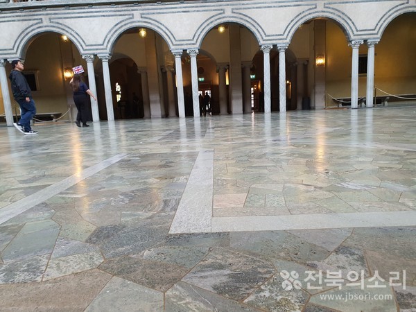 매년 12월 노벨상 수상자와 가족, 관계자들이 모여 만찬을 하는 장소로 사용되는 스톡홀름 시청사 내부 모습.